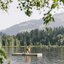 Familie am Schwarzse Eine Familie genießt einen sonnigen Tag auf einer schwimmenden Insel am Schwarzsee in Kitzbühel und bewundert die Natur mit dem Kitzbüheler Horn im Hintergrund.